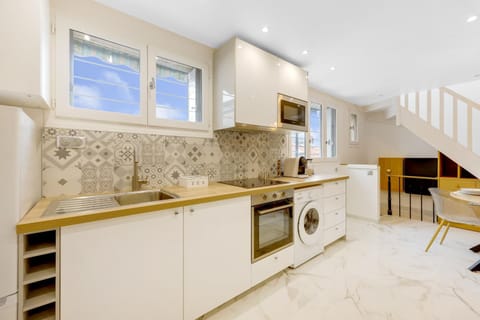 Coffee/tea facilities, Kitchen or kitchenette, Living room, microwave, stove, washing machine