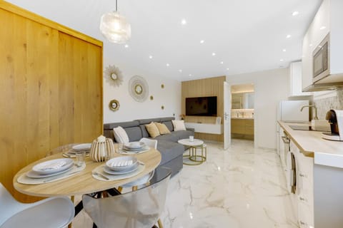 Day, TV and multimedia, Living room, Seating area, Dining area, kitchen