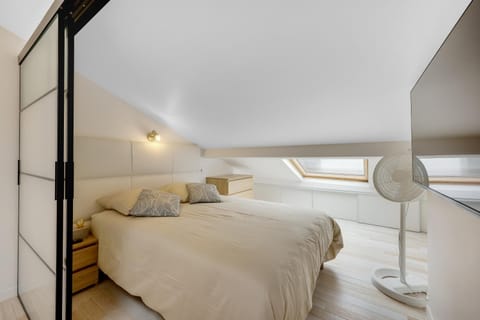 Bed, TV and multimedia, Photo of the whole room, Bedroom