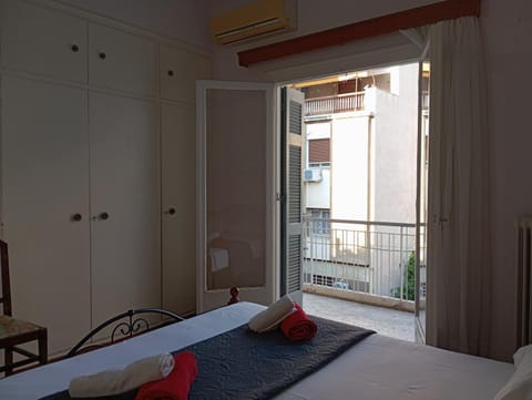 Quiet private room in a dormitory 5' from metro Vacation rental in Athens