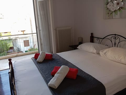 Quiet private room in a dormitory 5' from metro Vacation rental in Athens