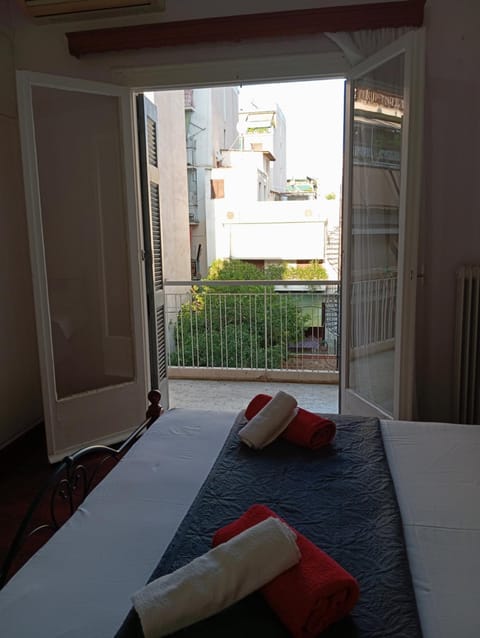 Quiet private room in a dormitory 5' from metro Vacation rental in Athens