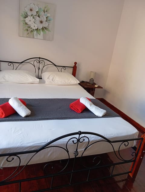 Quiet private room in a dormitory 5' from metro Vacation rental in Athens