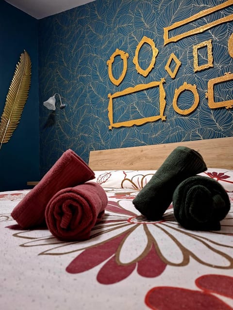 Bedroom, towels