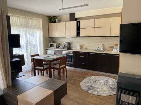 TV and multimedia, Kitchen or kitchenette, Living room, Dining area, oven, stove