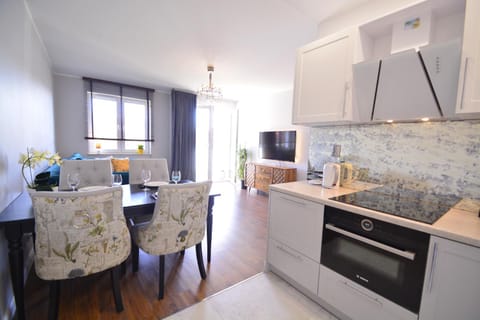 TV and multimedia, Coffee/tea facilities, Kitchen or kitchenette, Living room, Seating area, Dining area, oven, stove