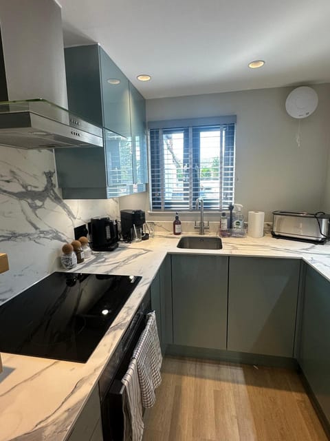 Fire Station View-Central-2 king beds-Brand new interior House in Teignbridge