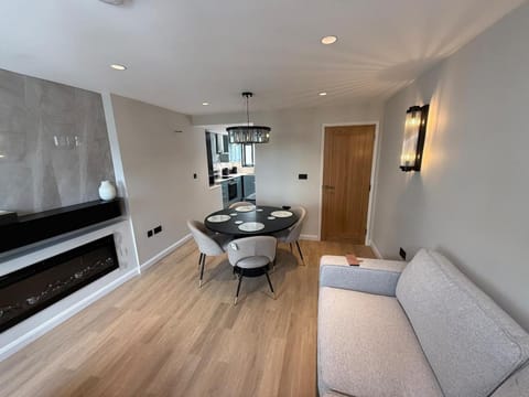 Fire Station View-Central-2 king beds-Brand new interior House in Teignbridge