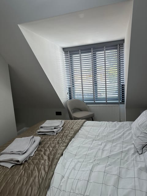 Fire Station View-Central-2 king beds-Brand new interior House in Teignbridge