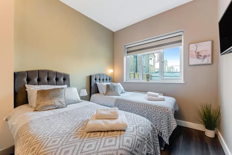 Bed, TV and multimedia, Bedroom, towels