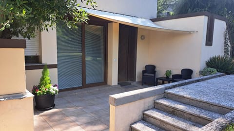 Property building, Garden, Balcony/Terrace, Garden view