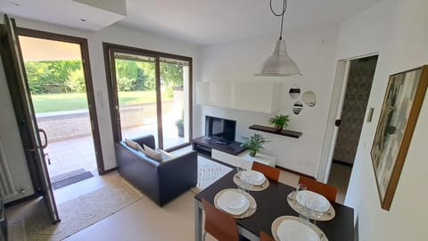 TV and multimedia, Living room, Seating area, Dining area