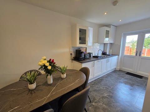 Coffee/tea facilities, Kitchen or kitchenette, Seating area, Dining area, toaster