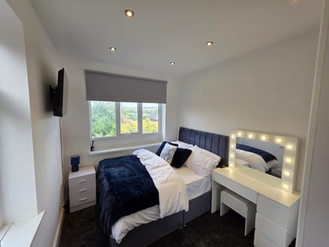 Bed, Seating area, Bedroom