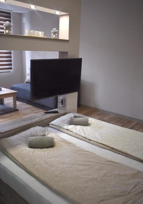 Bed, TV and multimedia, Bedroom