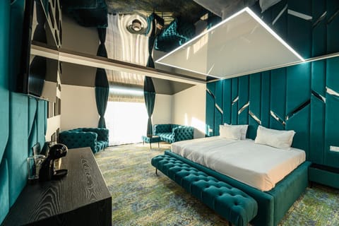 Bed, Photo of the whole room, Seating area, Bedroom, air conditioner