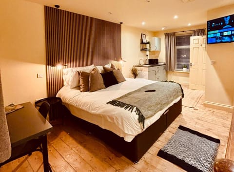 Bed, TV and multimedia, Photo of the whole room, Bedroom, towels