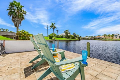 Riverfront Luxury with Heated Pool, Spa & Private Dock - Sunny Shores Escape House in Cape Coral