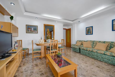 Communal lounge/ TV room, TV and multimedia, Living room, Seating area, Dining area