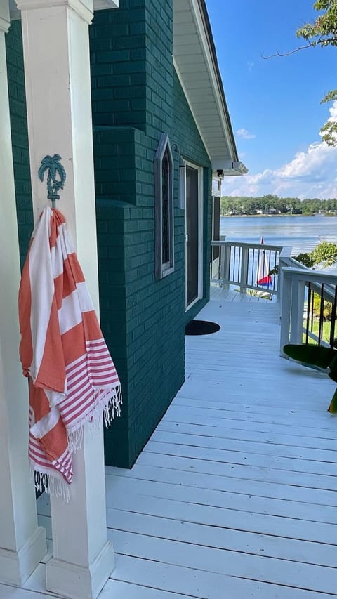 Property building, View (from property/room), Balcony/Terrace, Lake view