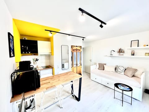 Bed, TV and multimedia, Coffee/tea facilities, Kitchen or kitchenette, Living room, Lounge or bar, Photo of the whole room, Dining area, Bedroom, internet, microwave, stove, toaster, wardrobe