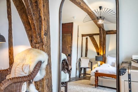 Bed, Seating area, Bedroom