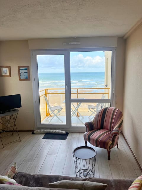 Communal lounge/ TV room, View (from property/room), Balcony/Terrace, Living room, Seating area, Sea view