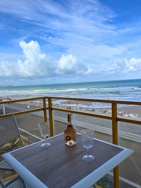 Day, Natural landscape, View (from property/room), Balcony/Terrace, Balcony/Terrace, Dining area, Beach, Sea view