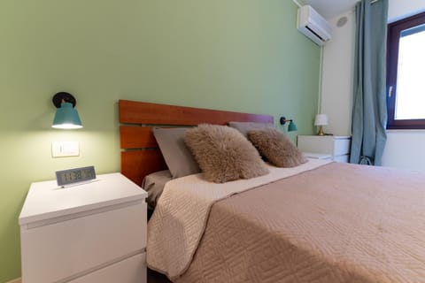 Bed, Photo of the whole room, Bedroom, air conditioner