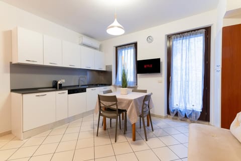 TV and multimedia, Kitchen or kitchenette, Living room, Seating area, Dining area