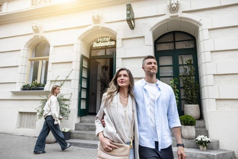 Property building, Facade/entrance, Day, People, Guests, group of guests
