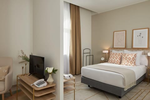 Bed, TV and multimedia, Photo of the whole room, Bedroom