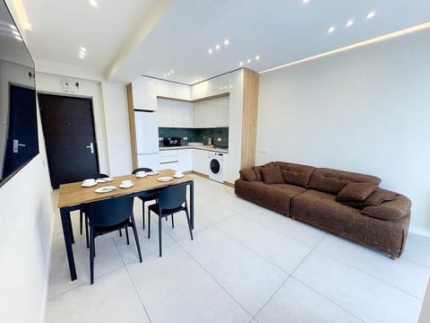TV and multimedia, Living room, Seating area, Dining area