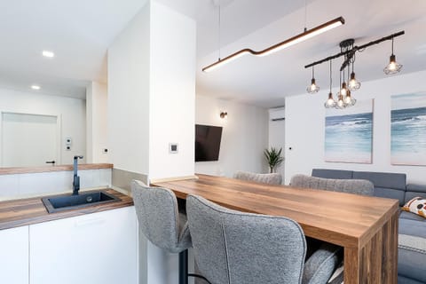 TV and multimedia, Living room, Seating area, Dining area