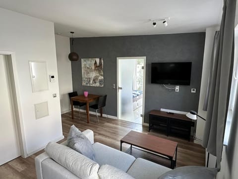 TV and multimedia, Living room, Seating area, Evening entertainment