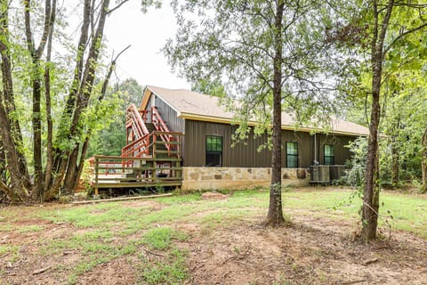 Family Home with On-Site Waterfall and Pond in Fulton! House in Arkansas