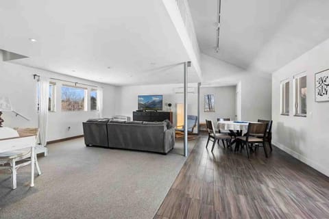 New! Cozy north Boulder guesthouse! Apartment in Boulder