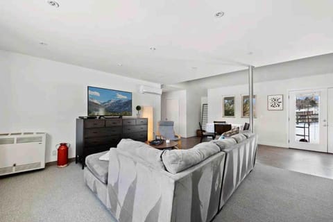 New! Cozy north Boulder guesthouse! Apartment in Boulder