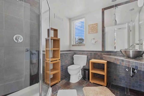 New! Cozy north Boulder guesthouse! Apartment in Boulder