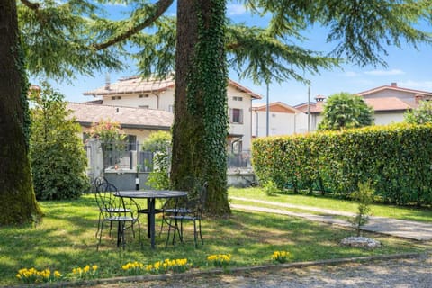 Spring, Day, Natural landscape, Garden, Dining area, Garden view