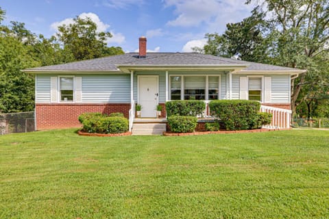 Families Welcome, Fenced Yard Inviting Greer Home House in Greer