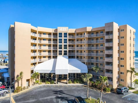 Property building, Day, Swimming pool, Parking