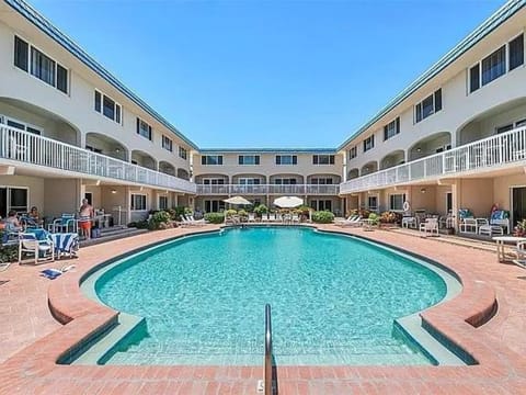 Property building, Facade/entrance, Day, Swimming pool, sunbed