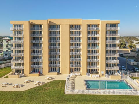 Property building, Day, Pool view, Swimming pool, sunbed