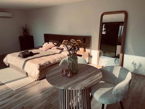 Bed, Photo of the whole room, Seating area, Bedroom