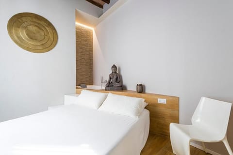 Bed, Hot Tub, Photo of the whole room, Bedroom