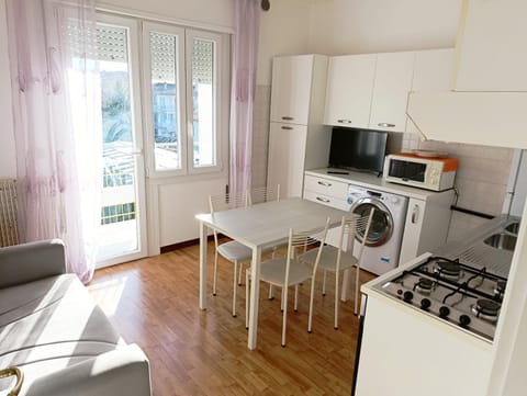 Kitchen or kitchenette, oven, washing machine