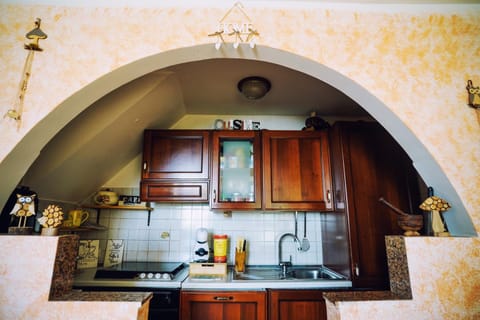 Coffee/tea facilities, Kitchen or kitchenette, stove