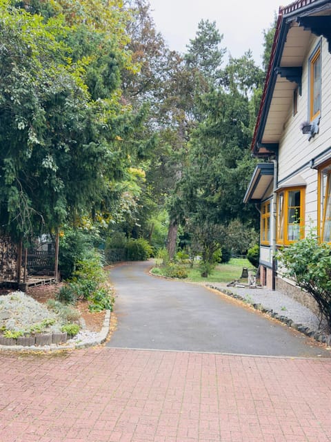 Property building, Day, Natural landscape, Garden, Garden view