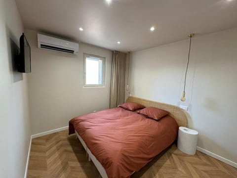 Bed, TV and multimedia, Photo of the whole room, air conditioner